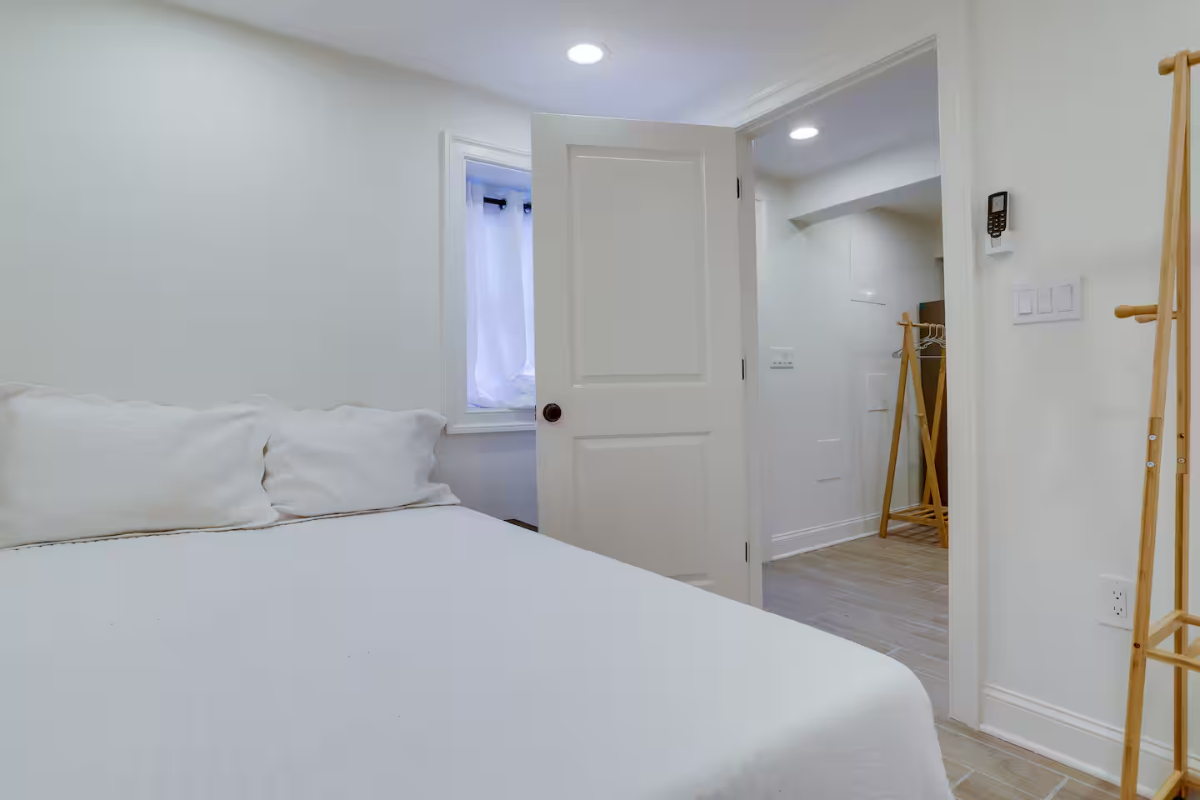 Modern 1-Bedroom Basement Apartment with Updated Interiors and Easy Access to DC, Maryland & Norther - Photo 11