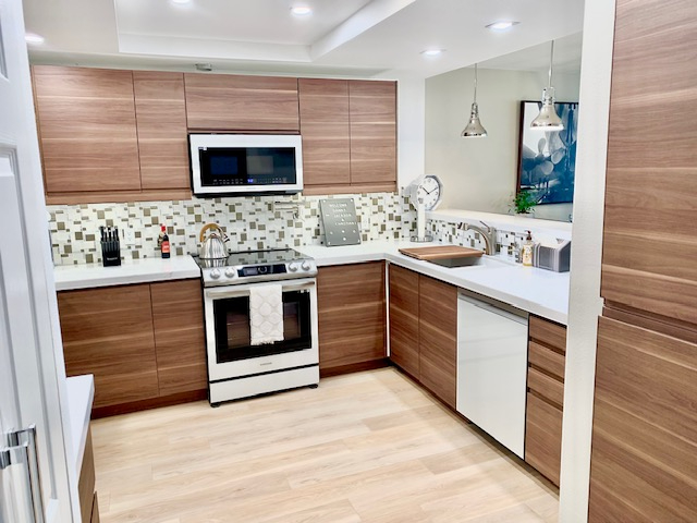 Stunning Bayside Condo With Sparkling Water Views Offering Prime Location Near Major Hospitals - Photo 6