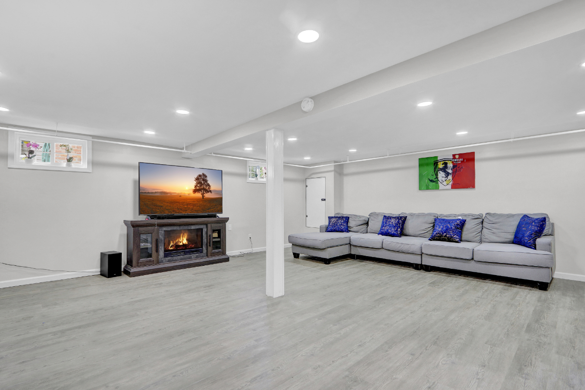 Luxurious 5 Bedroom Private Modern Home - Photo 10