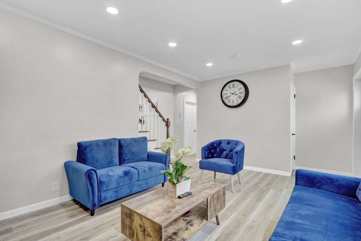 Luxurious 5 Bedroom Private Modern Home - Photo 4