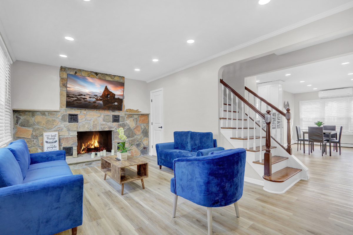 Luxurious 5 Bedroom Private Modern Home - Photo 3