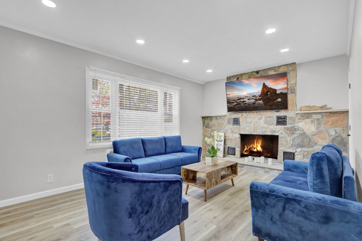 Luxurious 5 Bedroom Private Modern Home - Photo 6
