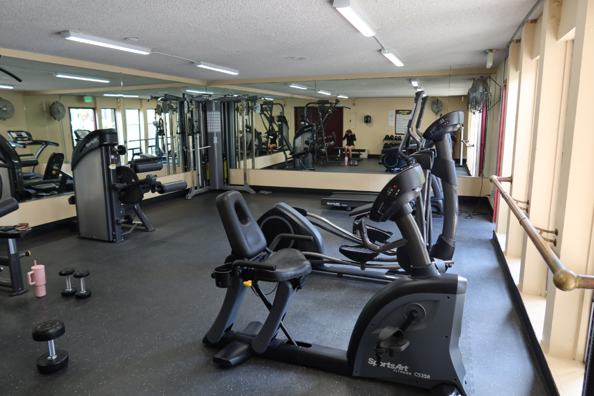 Cozy Gated 2BD/2BA with Pool, Jacuzzi, Gym & Secure Parking in Central San Diego - Photo 4