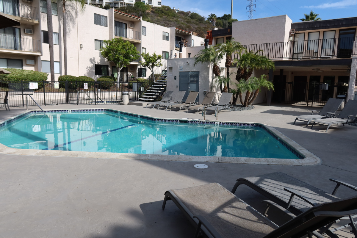 Cozy Gated 2BD/2BA with Pool, Jacuzzi, Gym & Secure Parking in Central San Diego - Photo 1