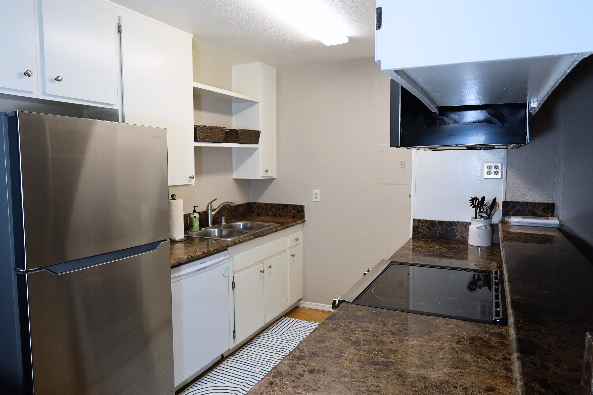 Cozy Gated 2BD/2BA with Pool, Jacuzzi, Gym & Secure Parking in Central San Diego - Photo 5
