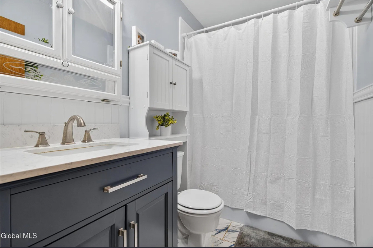 Cozy, Quiet & Updated Farmhouse in Saratoga Springs - Close to everything - Photo 9
