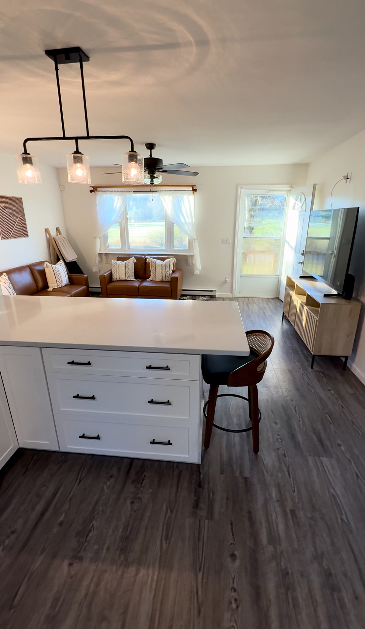 Cozy, Quiet & Updated Farmhouse in Saratoga Springs - Close to everything - Photo 3