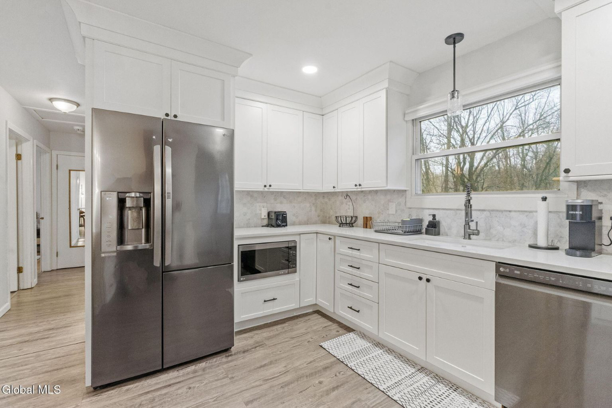 Cozy, Quiet & Updated Farmhouse in Saratoga Springs - Close to everything - Photo 6