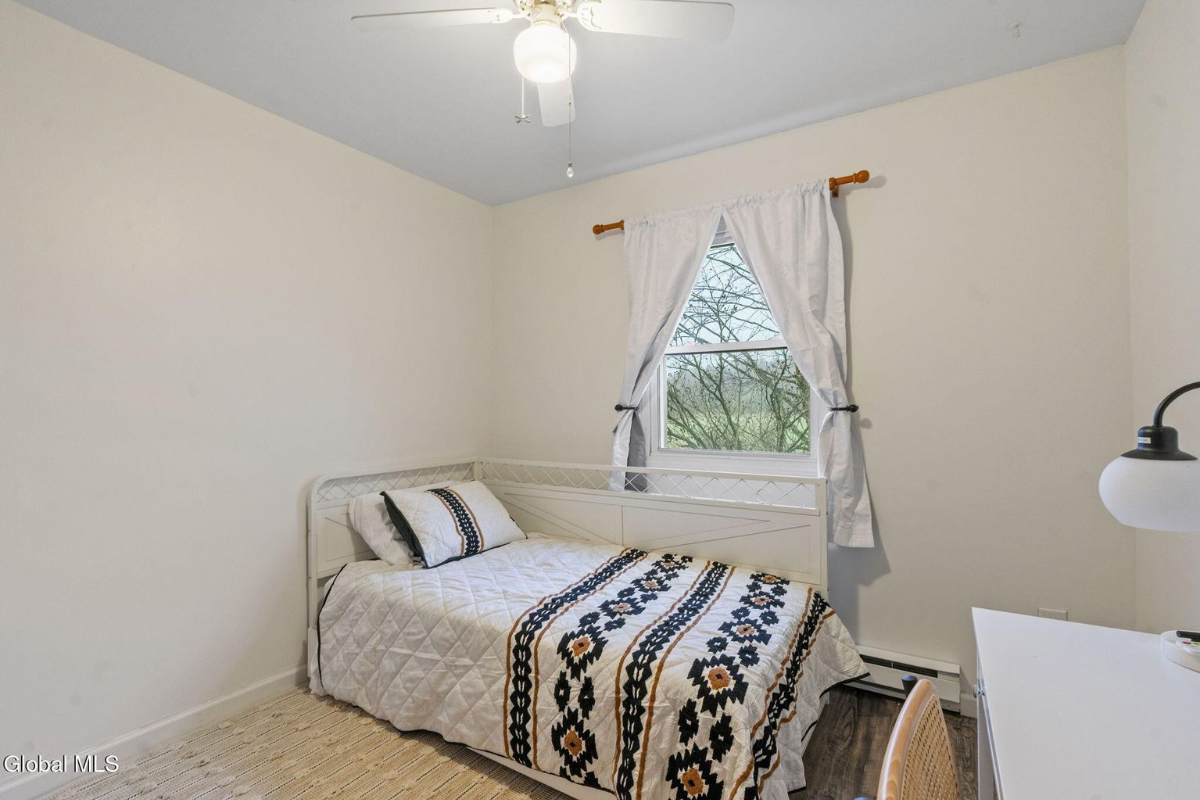 Cozy, Quiet & Updated Farmhouse in Saratoga Springs - Close to everything - Photo 7