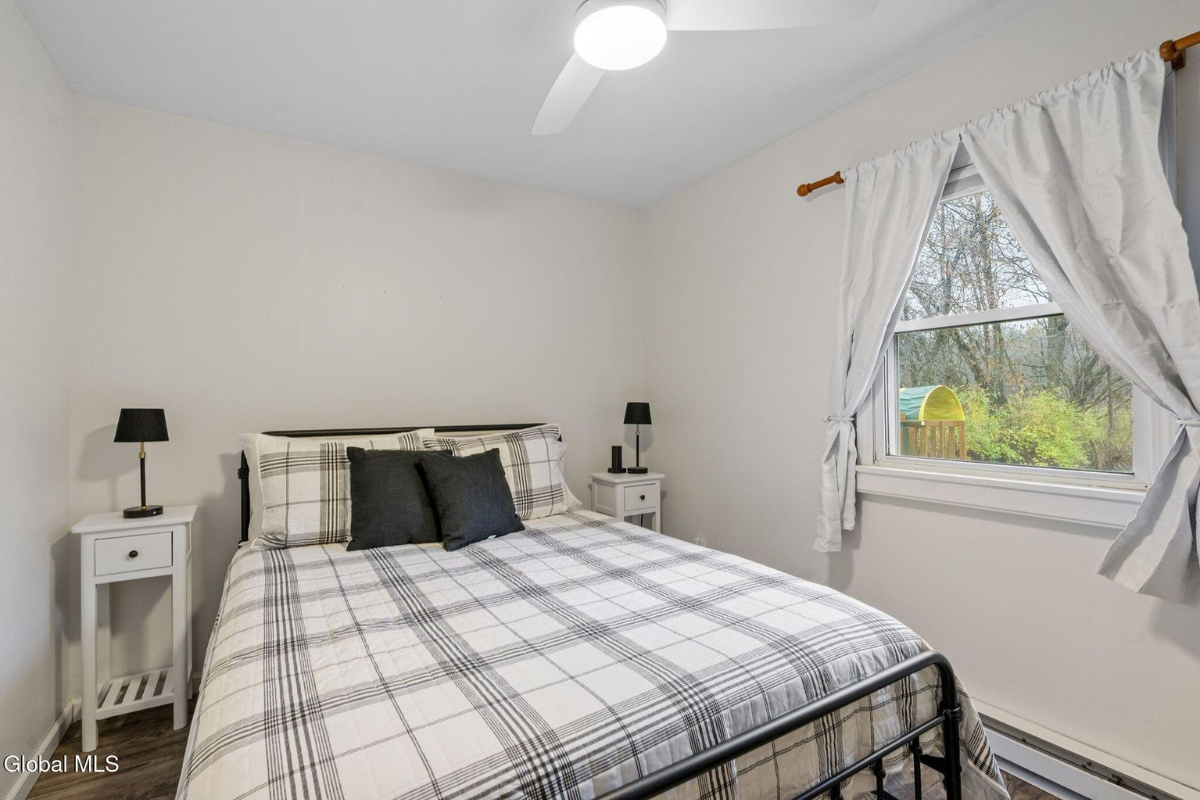 Cozy, Quiet & Updated Farmhouse in Saratoga Springs - Close to everything - Photo 8