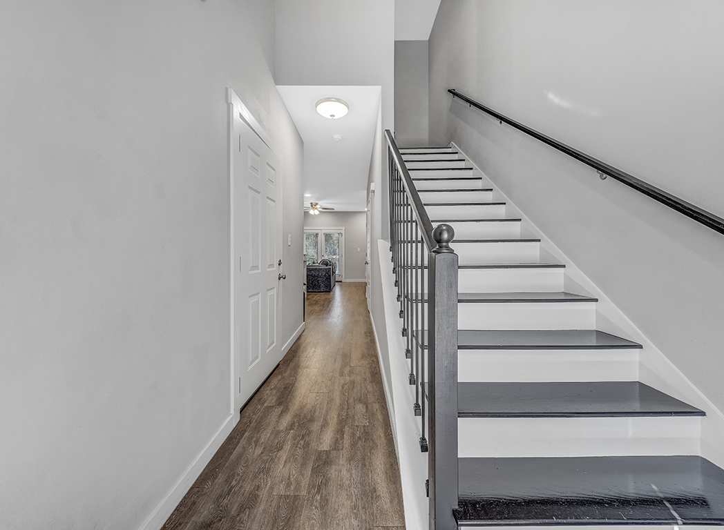 Stylish Furnished Townhome All Utilities Included Great Location - Photo 4