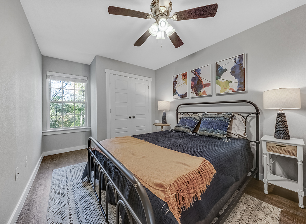 Stylish Furnished Townhome All Utilities Included Great Location - Photo 12