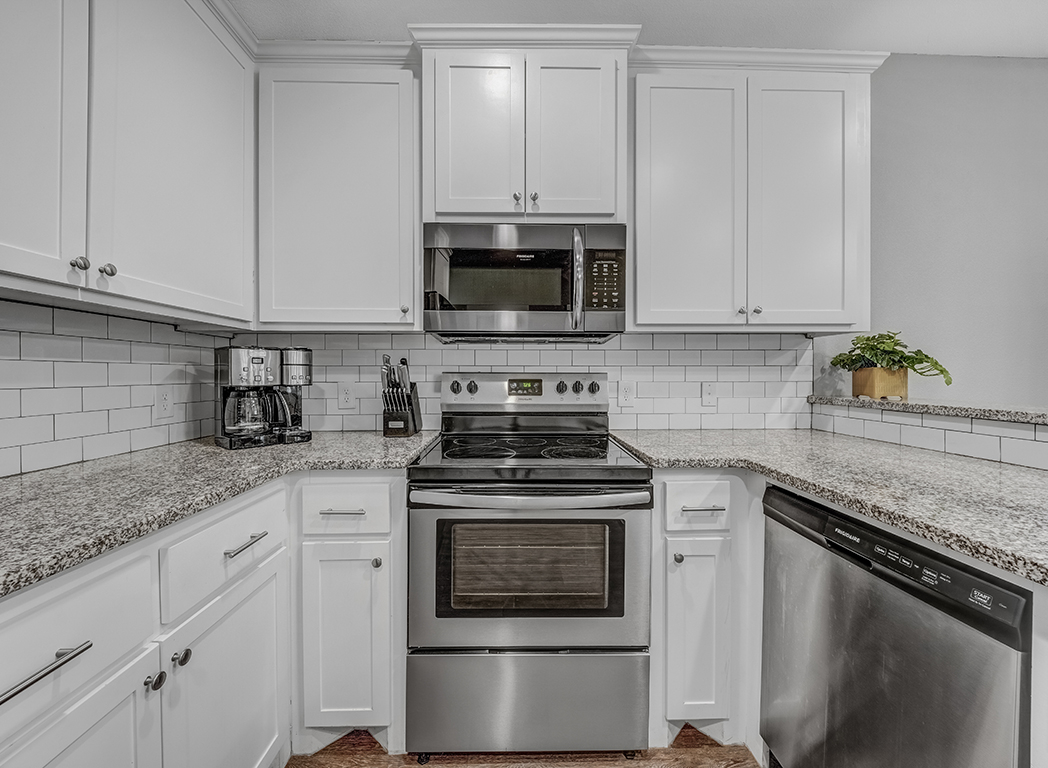 Stylish Furnished Townhome All Utilities Included Great Location - Photo 5
