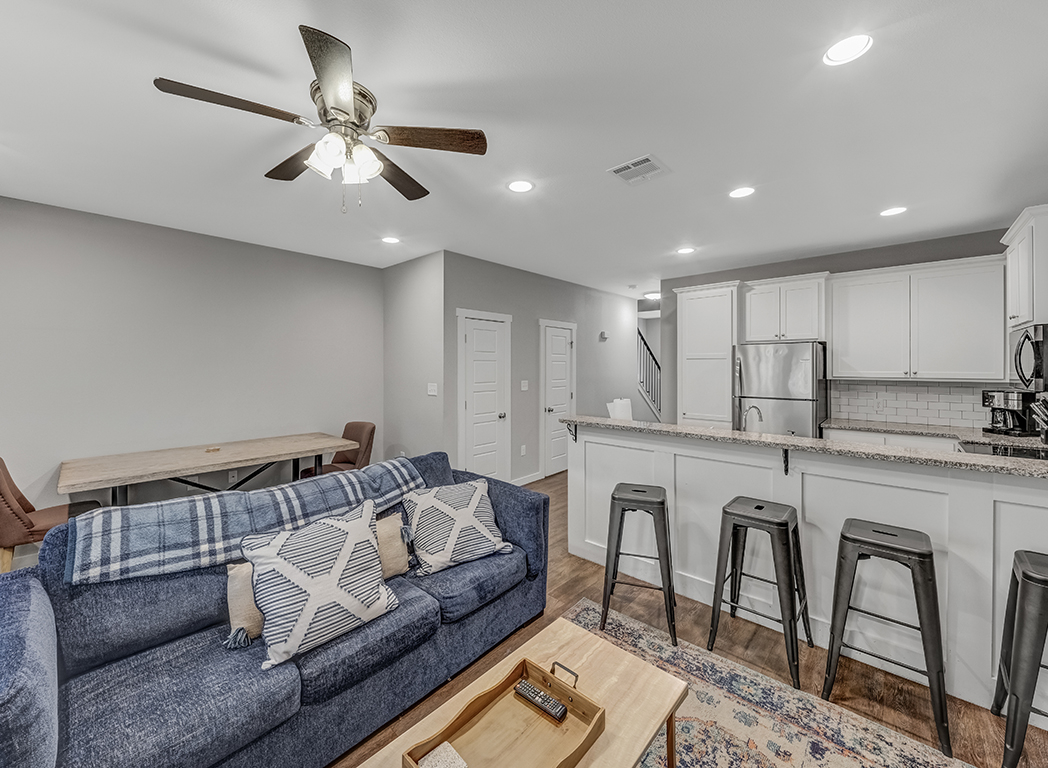 Stylish Furnished Townhome All Utilities Included Great Location - Photo 9
