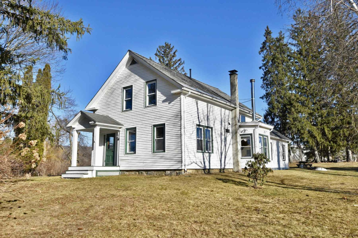 Charming 3BR Single Family Home in Rutland - Fully Renovated (1.25 acres plus Garage) - Photo 1