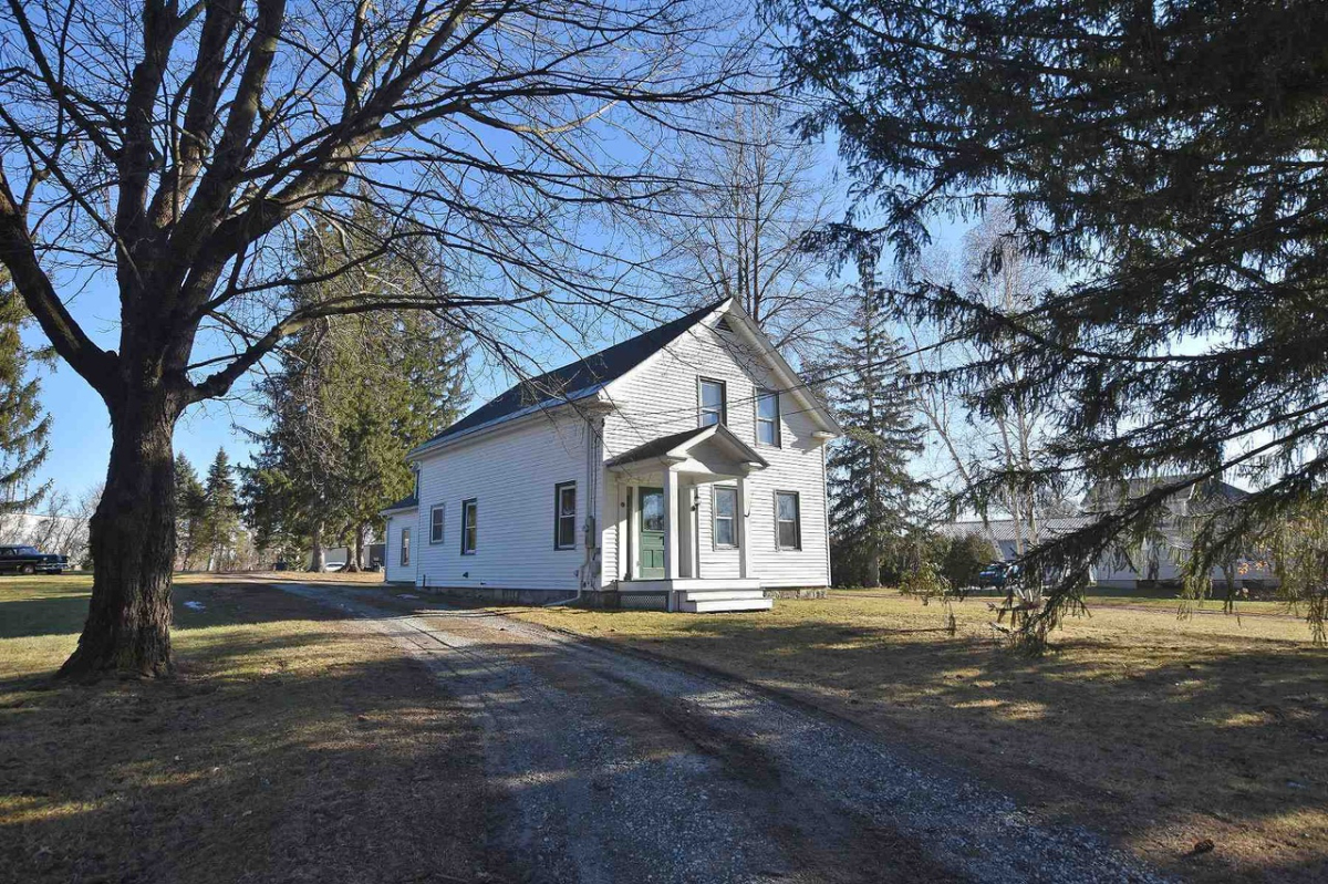 Charming 3BR Single Family Home in Rutland - Fully Renovated (1.25 acres plus Garage) - Photo 2