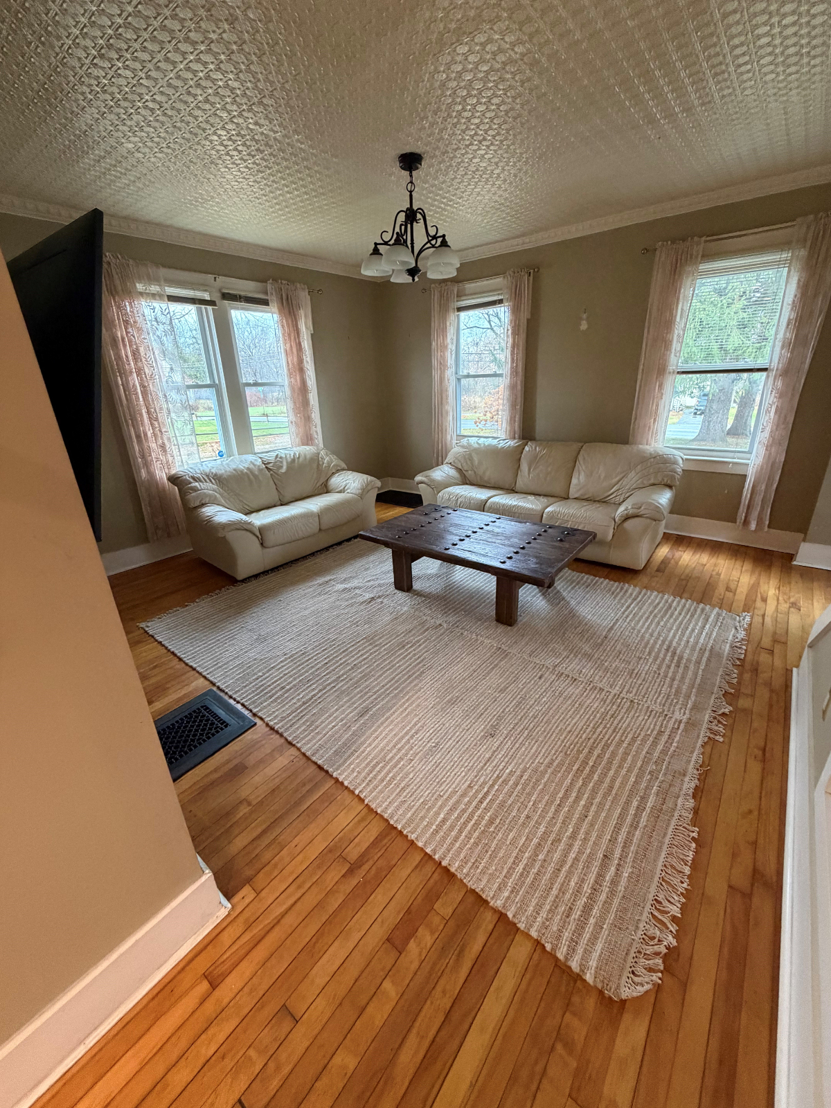 Charming 3BR Single Family Home in Rutland - Fully Renovated (1.25 acres plus Garage) - Photo 8