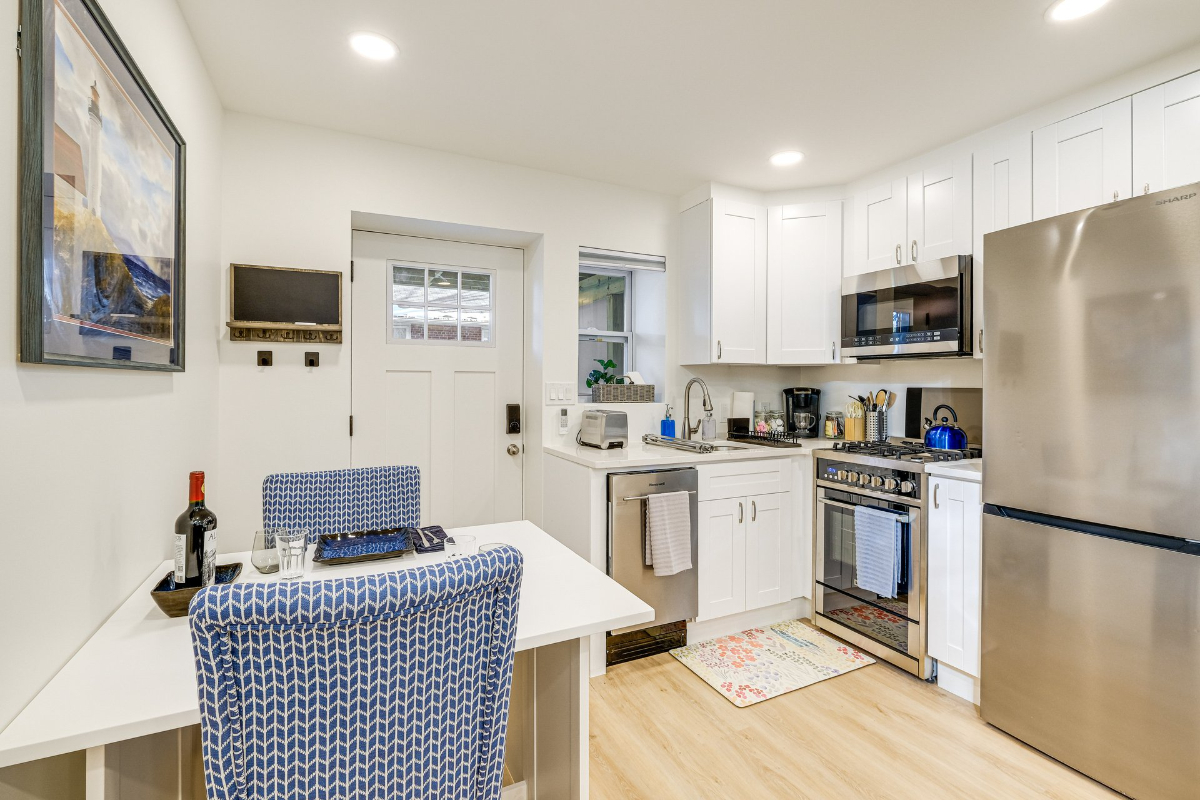 Quiet, New DC Studio w/ Offstreet Parking, Full Kitchen, Washer/Dryer - Photo 7