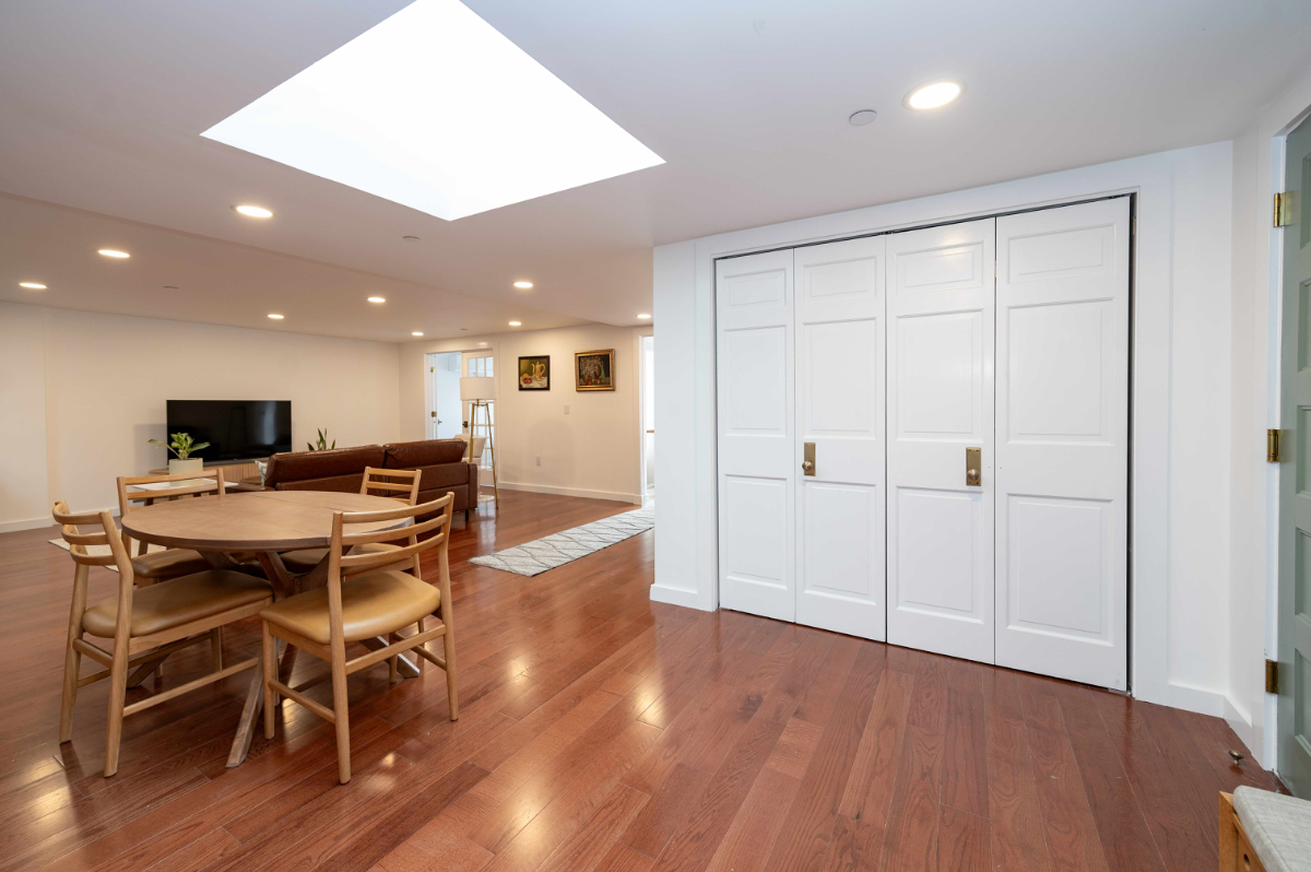 Huge Light-Filled 2-bed Downtown Apartment - Photo 2