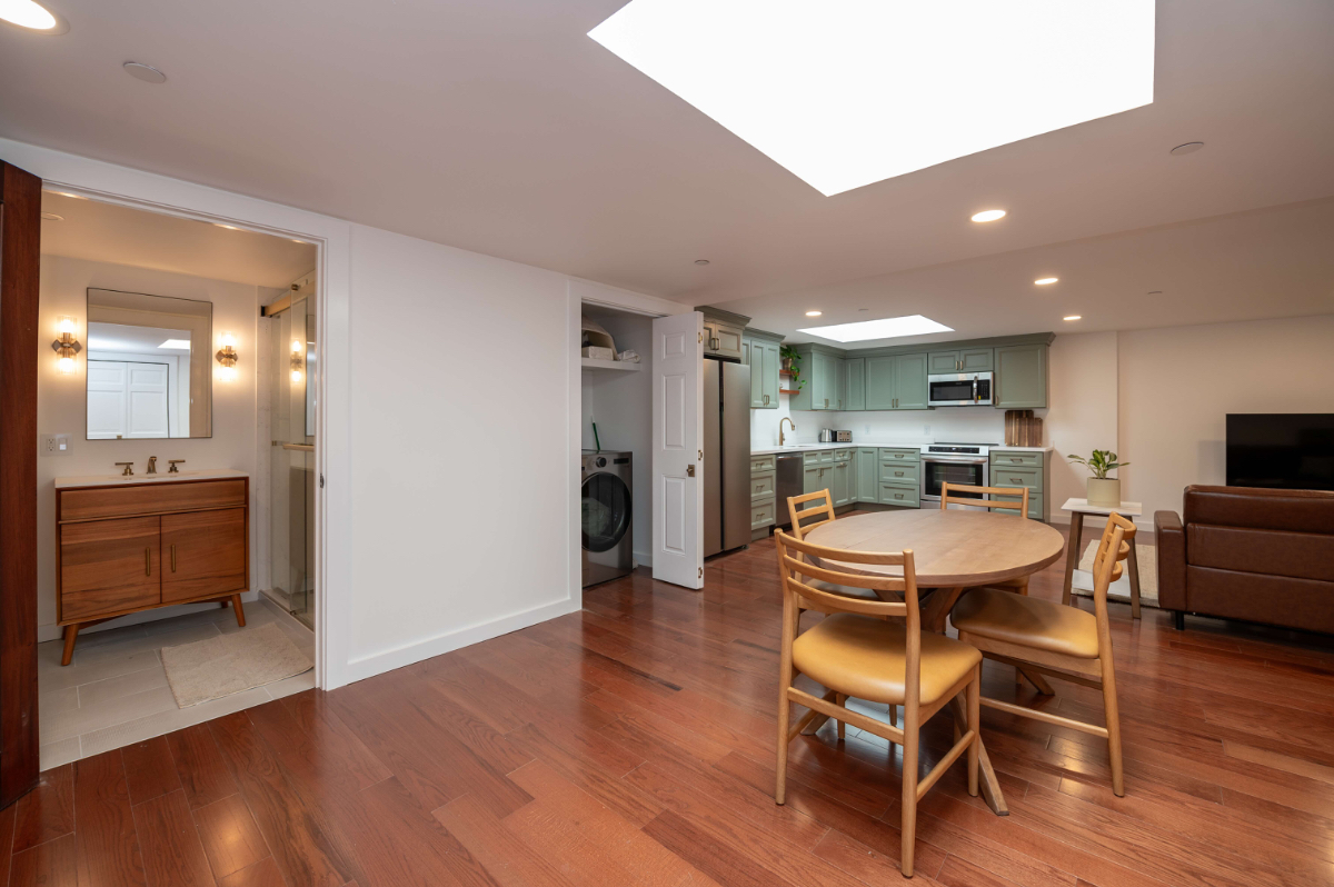 Huge Light-Filled 2-bed Downtown Apartment - Photo 3