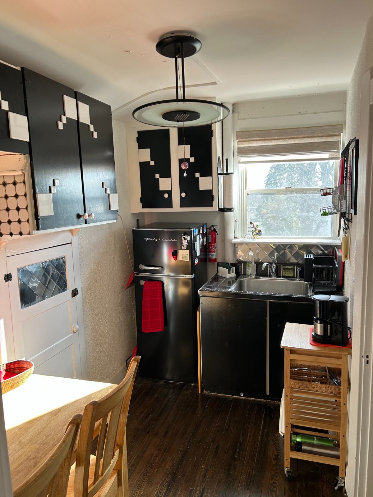 Bright Quiet Room and Kitchenette in Arts and Crafts Home-Near Hospitals and Rock Creek Park - Photo 7
