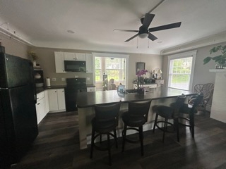 Spacious and Sunny 1 bedroom - Photo 2