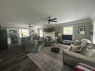 Spacious and Sunny 1 bedroom - Photo 1