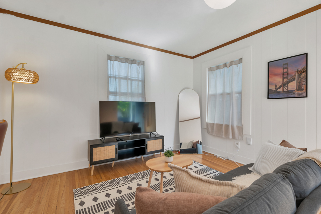 Charming Standalone Silver Lake Home Bright, Airy, Fully Furnished & Close to Hospitals - Photo 4