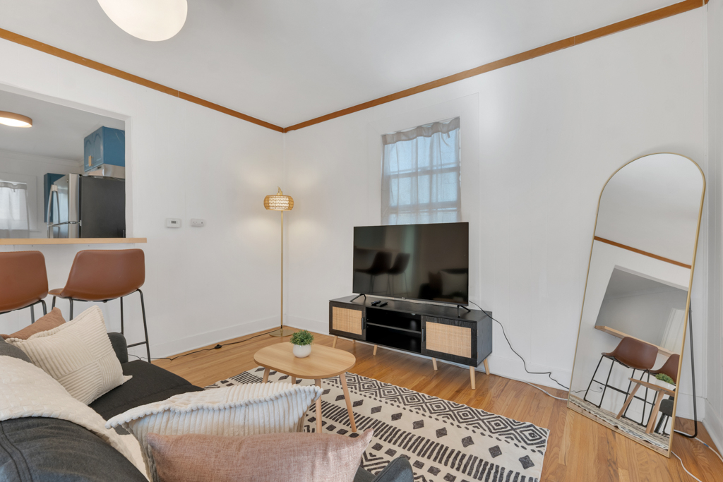 Charming Standalone Silver Lake Home Bright, Airy, Fully Furnished & Close to Hospitals - Photo 3