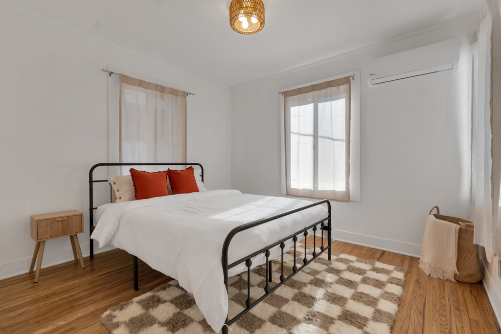 Charming Standalone Silver Lake Home Bright, Airy, Fully Furnished & Close to Hospitals - Photo 1