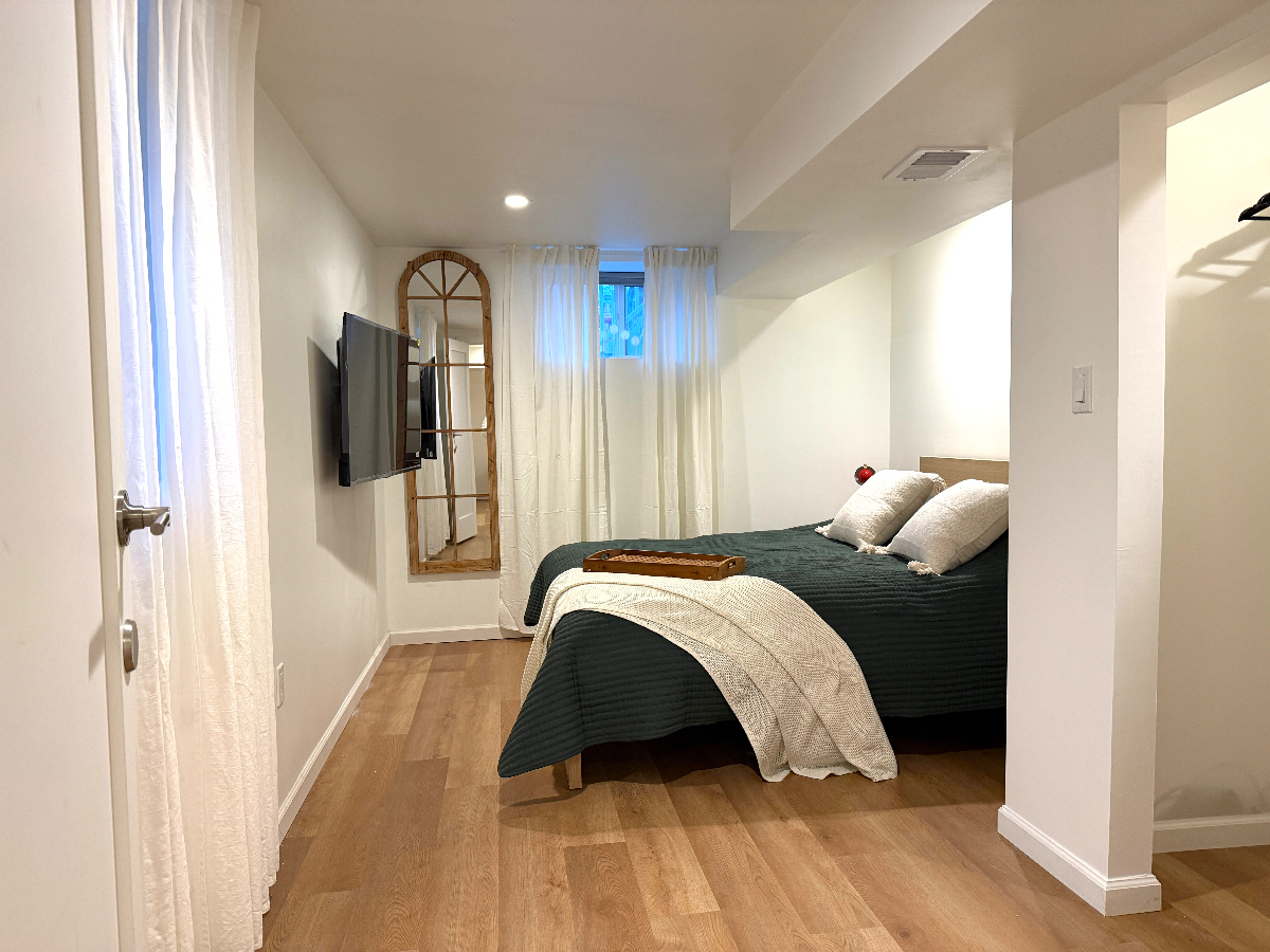 Lower-Level 1BR Apartment Fully Renovated Private Entrance Custom Furnishing Available - Photo 5