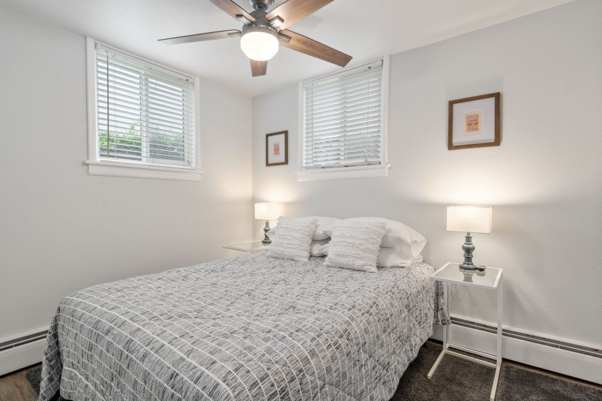 Cozy Carriage House 2BR w/ W/D - Garden Level - Fully Fenced Yard - Close to Meta - Photo 3