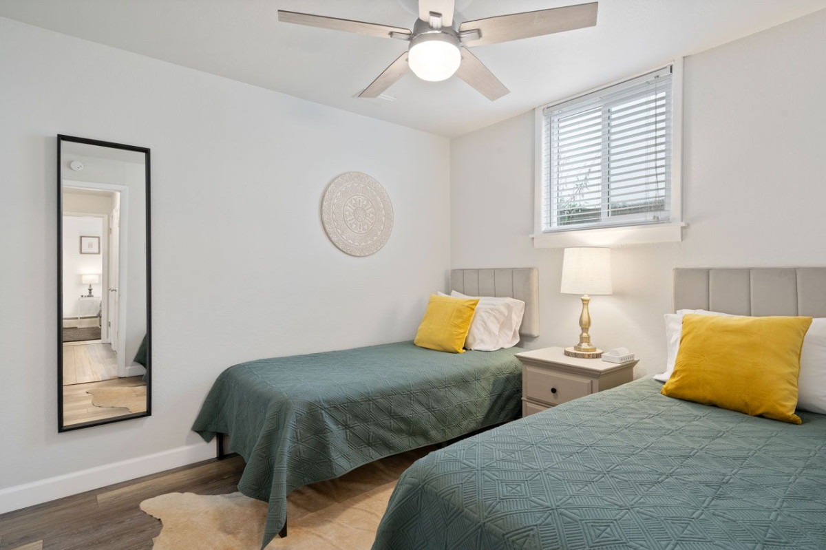 Cozy Carriage House 2BR w/ W/D - Garden Level - Fully Fenced Yard - Close to Meta - Photo 10