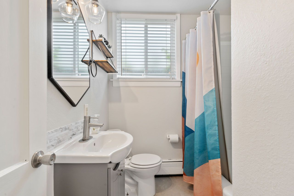 Cozy Carriage House 2BR w/ W/D - Garden Level - Fully Fenced Yard - Close to Meta - Photo 11