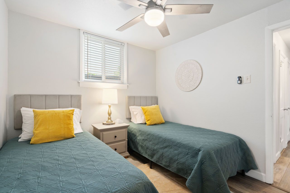 Cozy Carriage House 2BR w/ W/D - Garden Level - Fully Fenced Yard - Close to Meta - Photo 4