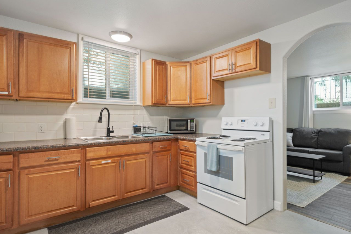 Cozy Carriage House 2BR w/ W/D - Garden Level - Fully Fenced Yard - Close to Meta - Photo 5