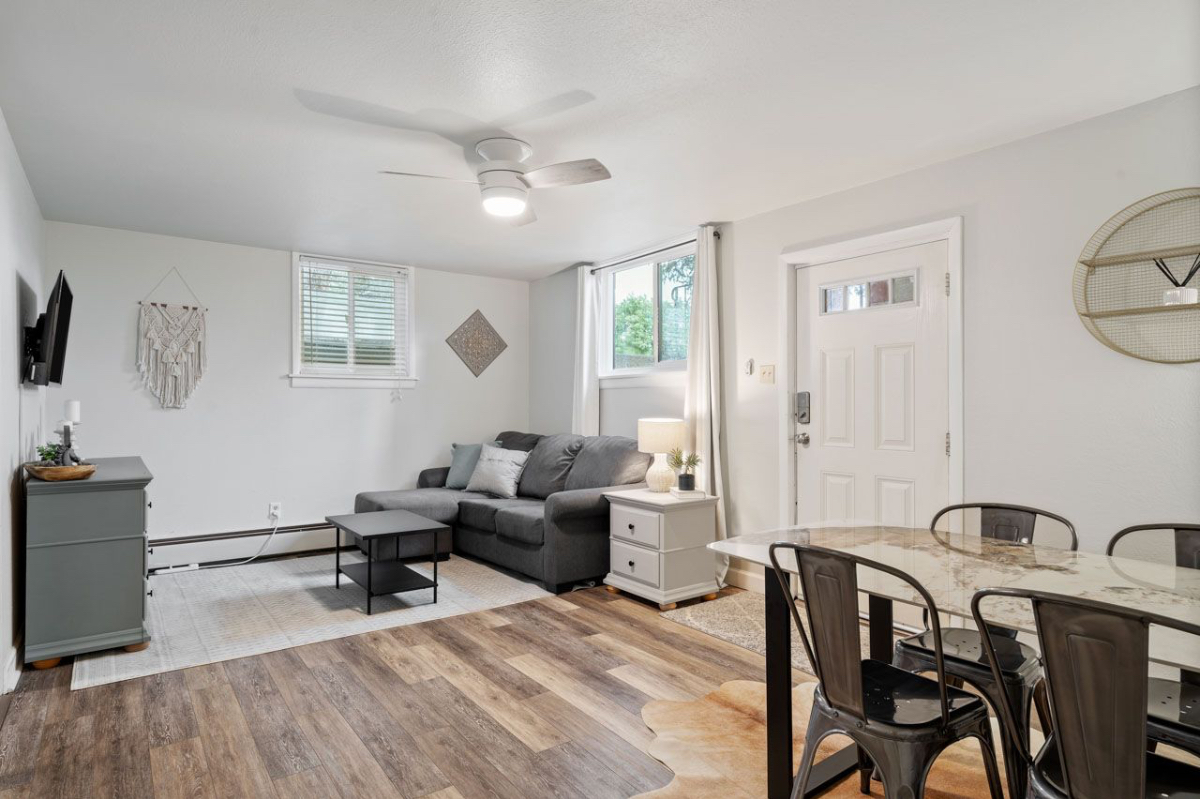Cozy Carriage House 2BR w/ W/D - Garden Level - Fully Fenced Yard - Close to Meta - Photo 2
