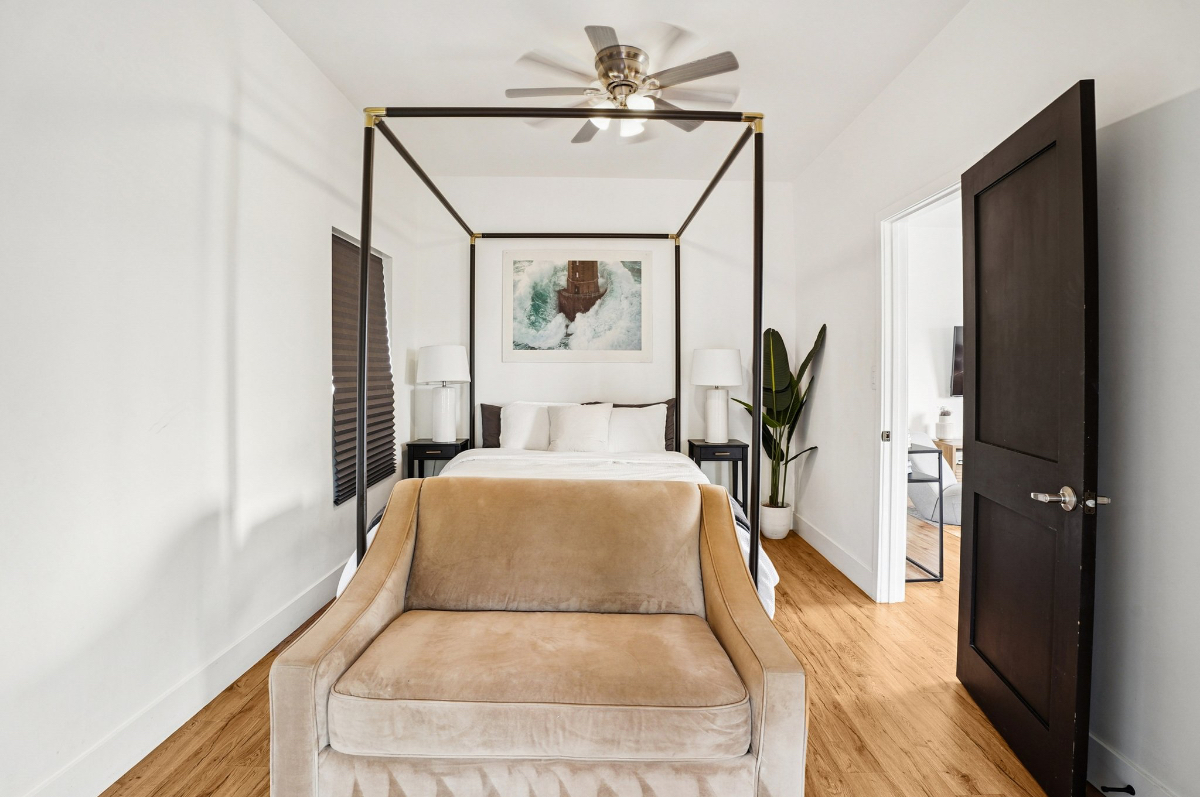 Cozy Hilltop Bungalow in Classic Los Angeles - Photo 3