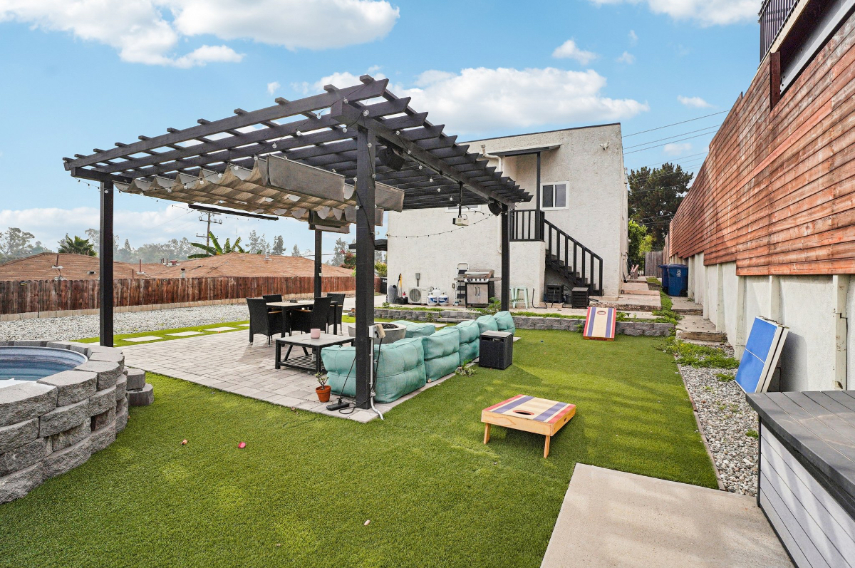 Cozy Hilltop Bungalow in Classic Los Angeles - Photo 2