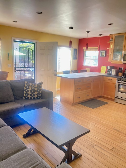 Bright and tranquil beach house near ocean and bay. Centrally located. - Photo 5