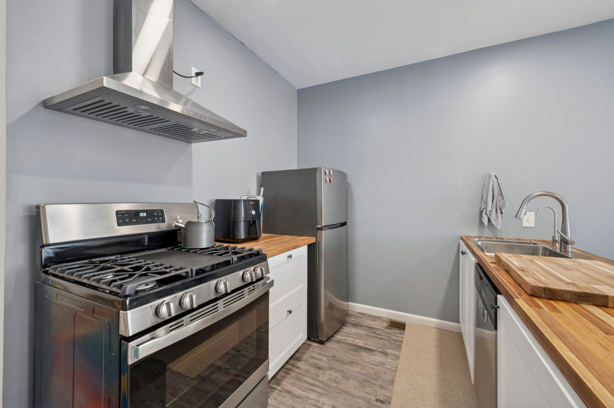 Newly renovated 1-bed, 1-bath apartment for rent in West Parkside. All Utilities Included. - Photo 9