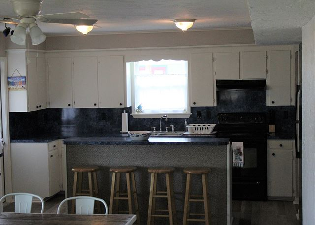 Large 5 bedroom house with water view. - Photo 2
