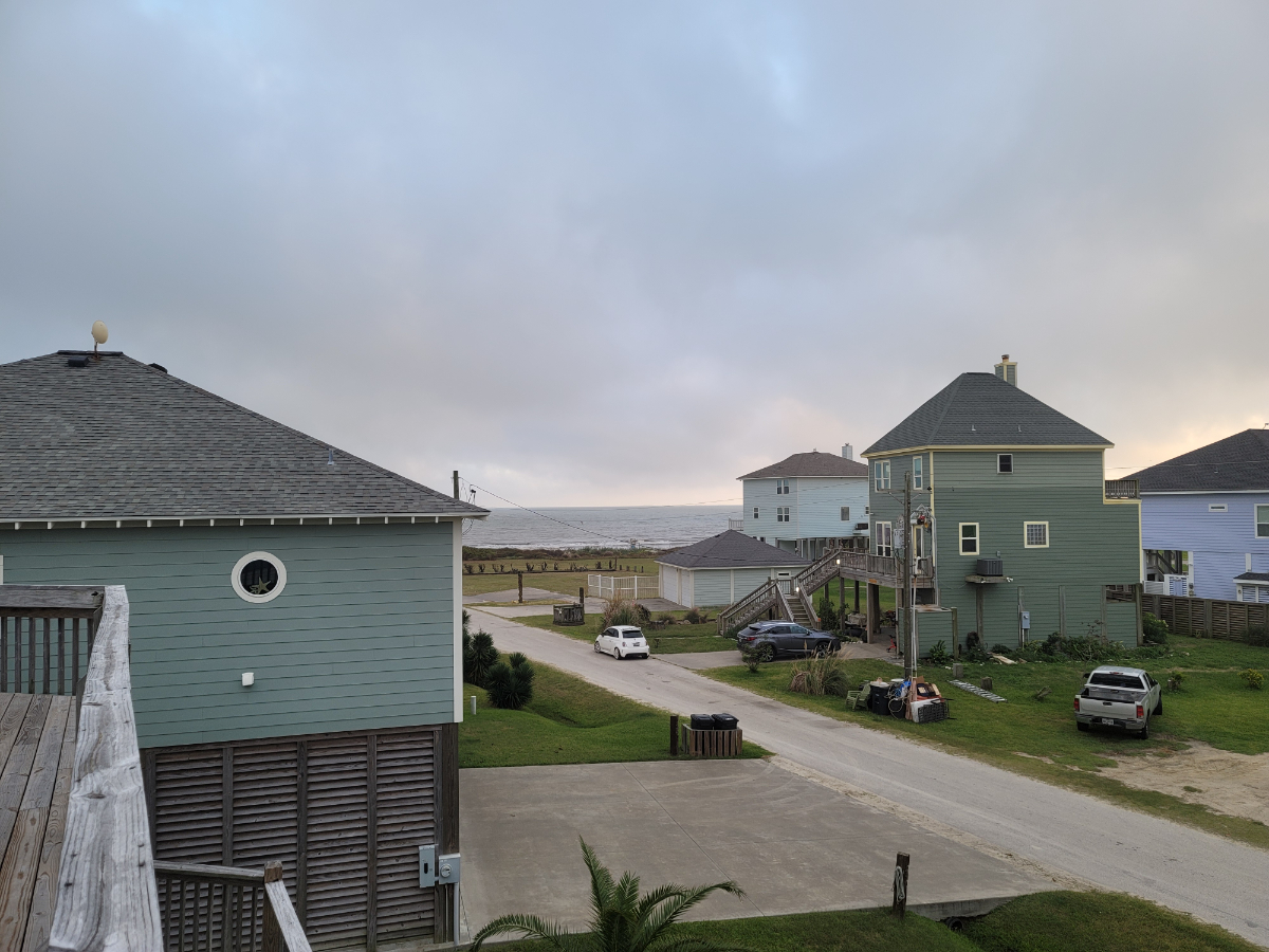 Large 5 bedroom house with water view. - Photo 3