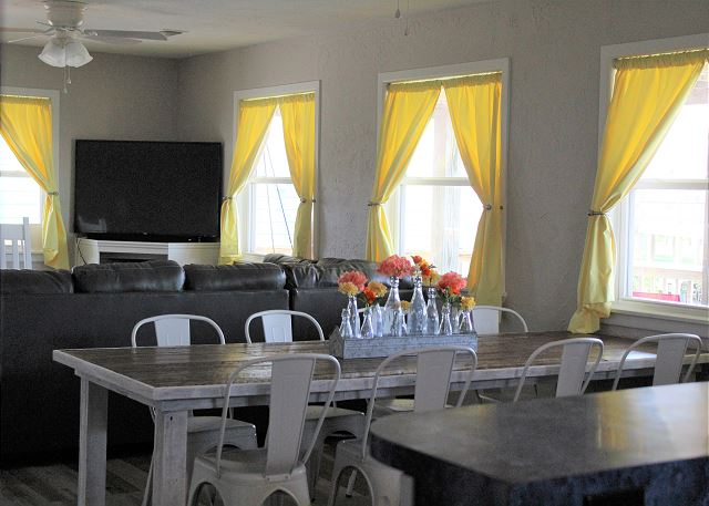 Large 5 bedroom house with water view. - Photo 4