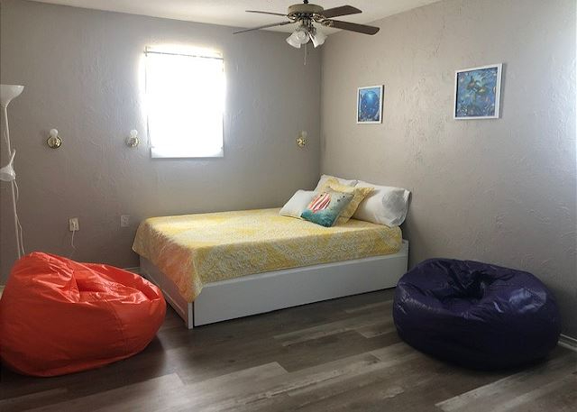 Large 5 bedroom house with water view. - Photo 11