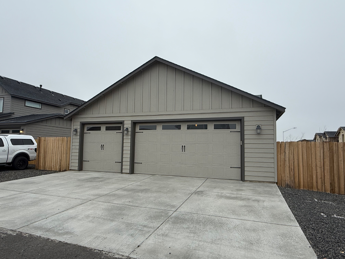 Spacious 4 bedroom 3 bath - Photo 3