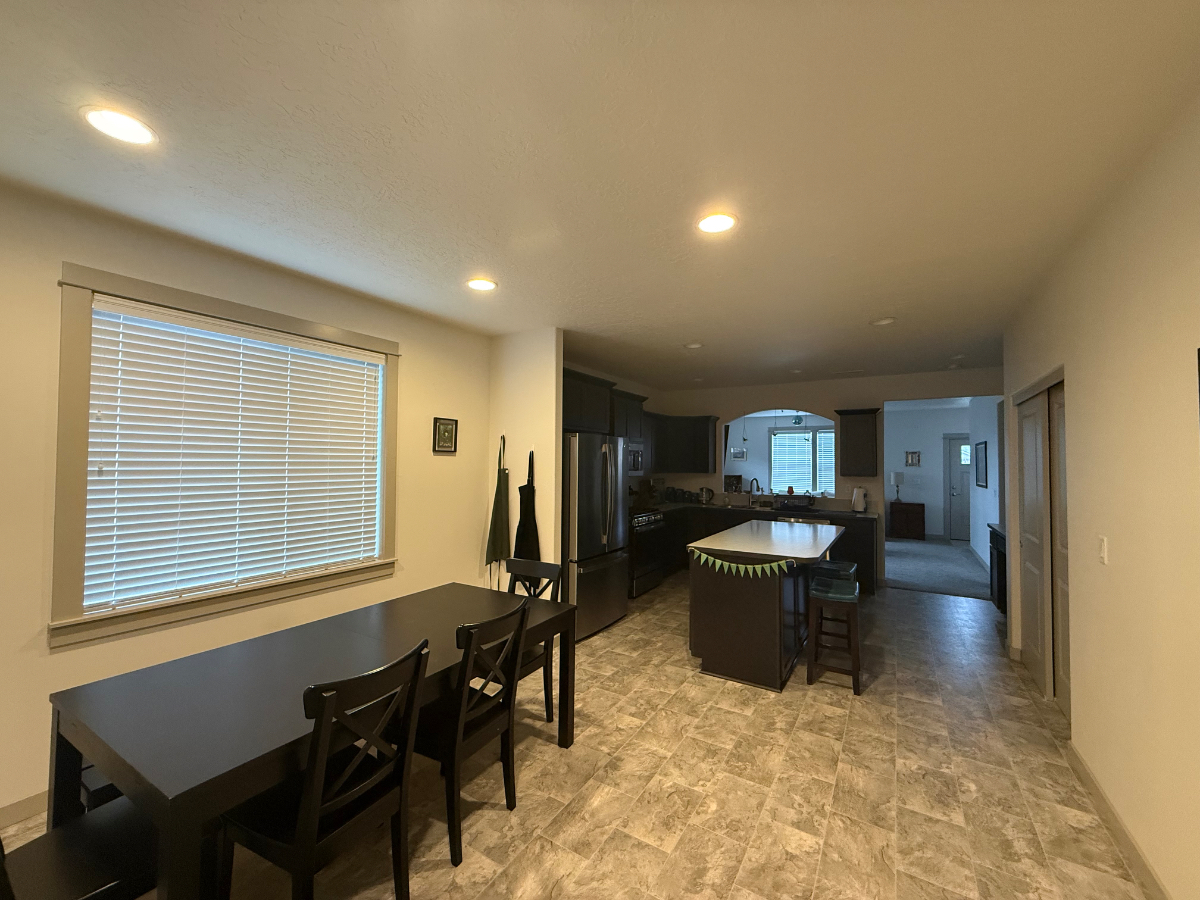 Spacious 4 bedroom 3 bath - Photo 5