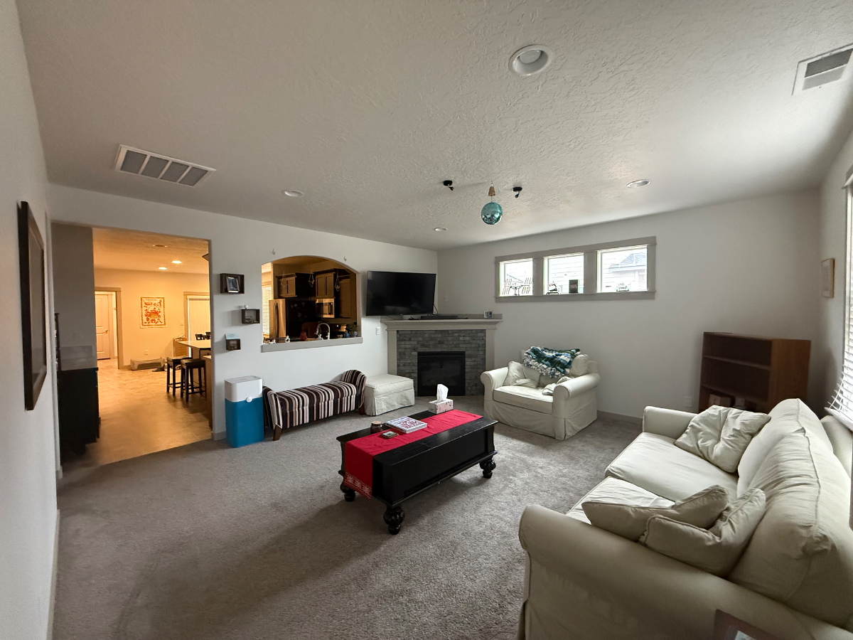 Spacious 4 bedroom 3 bath - Photo 4