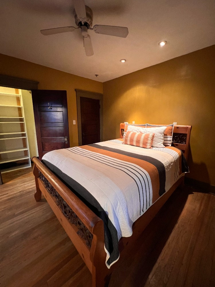 Large Private Room in Cozy Hollywood Craftsman - Quiet and Well-Located - Photo 3