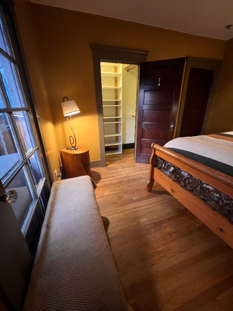 Large Private Room in Cozy Hollywood Craftsman - Quiet and Well-Located - Photo 5